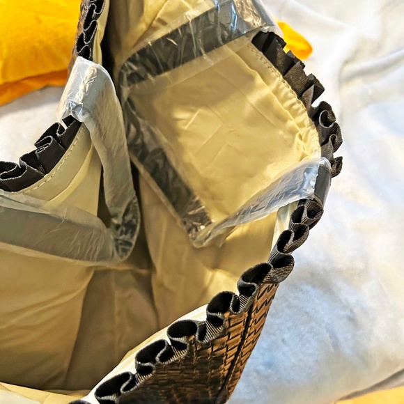 TOTE BAG, LARGE, BRAIDED DESIGN, FABRIC RUFFLES ALONG TOP, WATERPROOF, NEW, BLAC - Picture 2 of 4